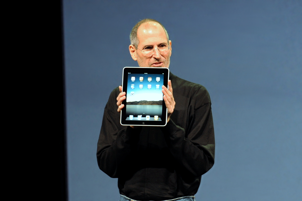Steve Jobs with the Apple iPad