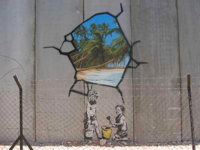 El grafitero Banksy ocupando un recurso muy simple para hablar de las contradicciones que se dan en nuestra sociedad.