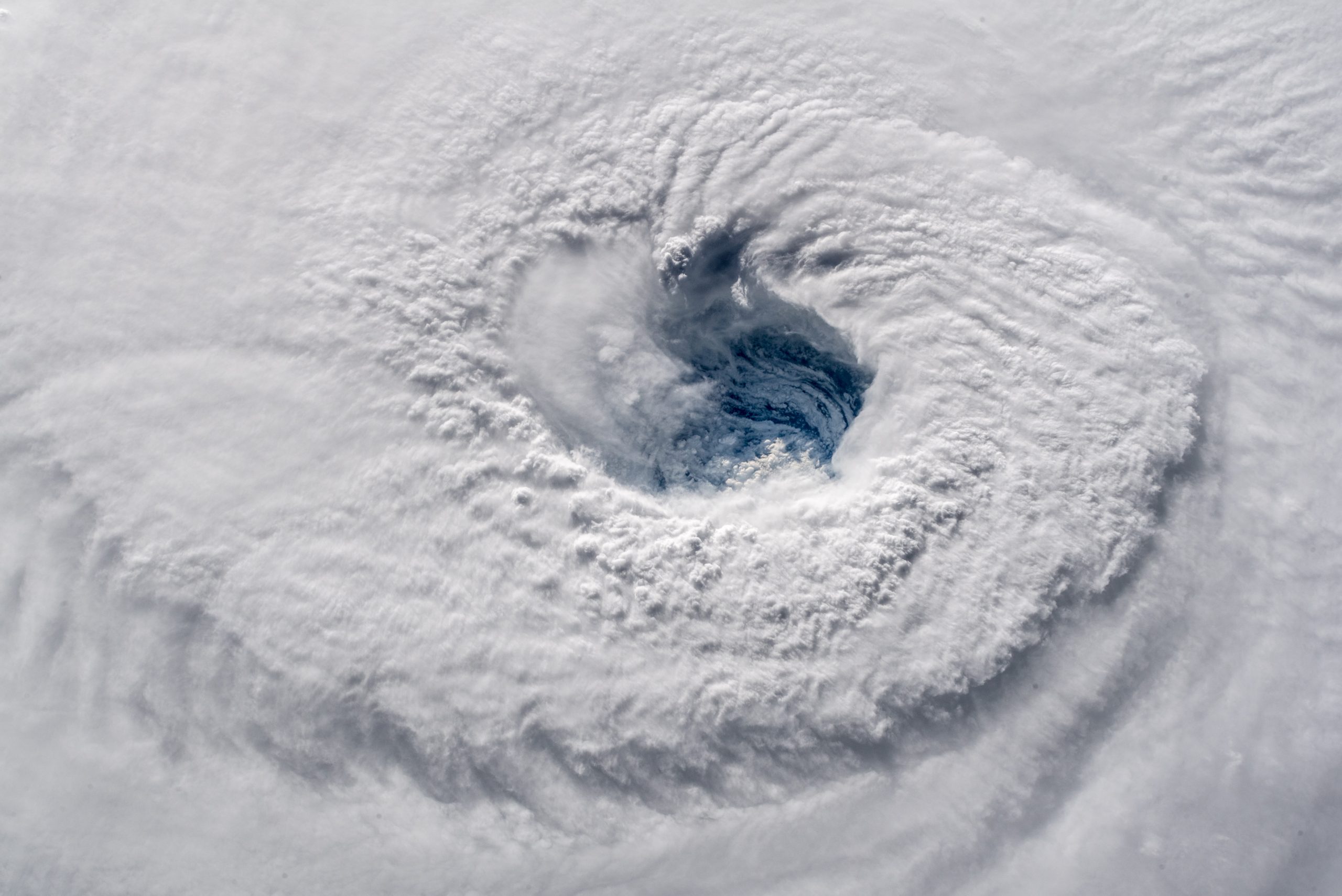 El ojo abierto de un huracán de categoría 4 visto desde el espacio.