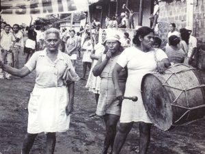 Foto de mujeres participando en la revolución en Nicaragua